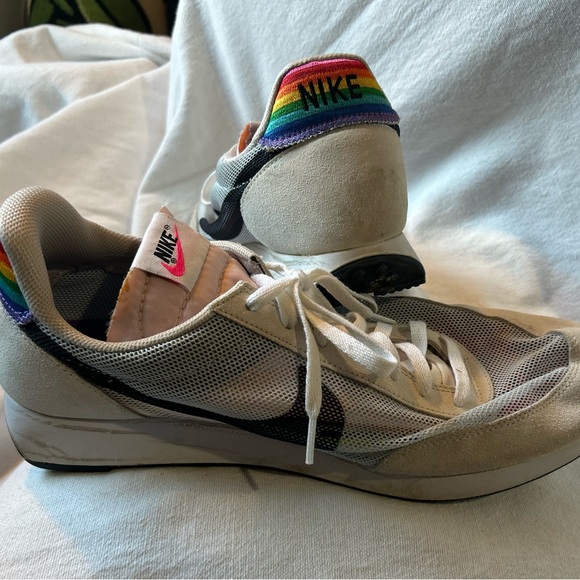 nike tailwind pride